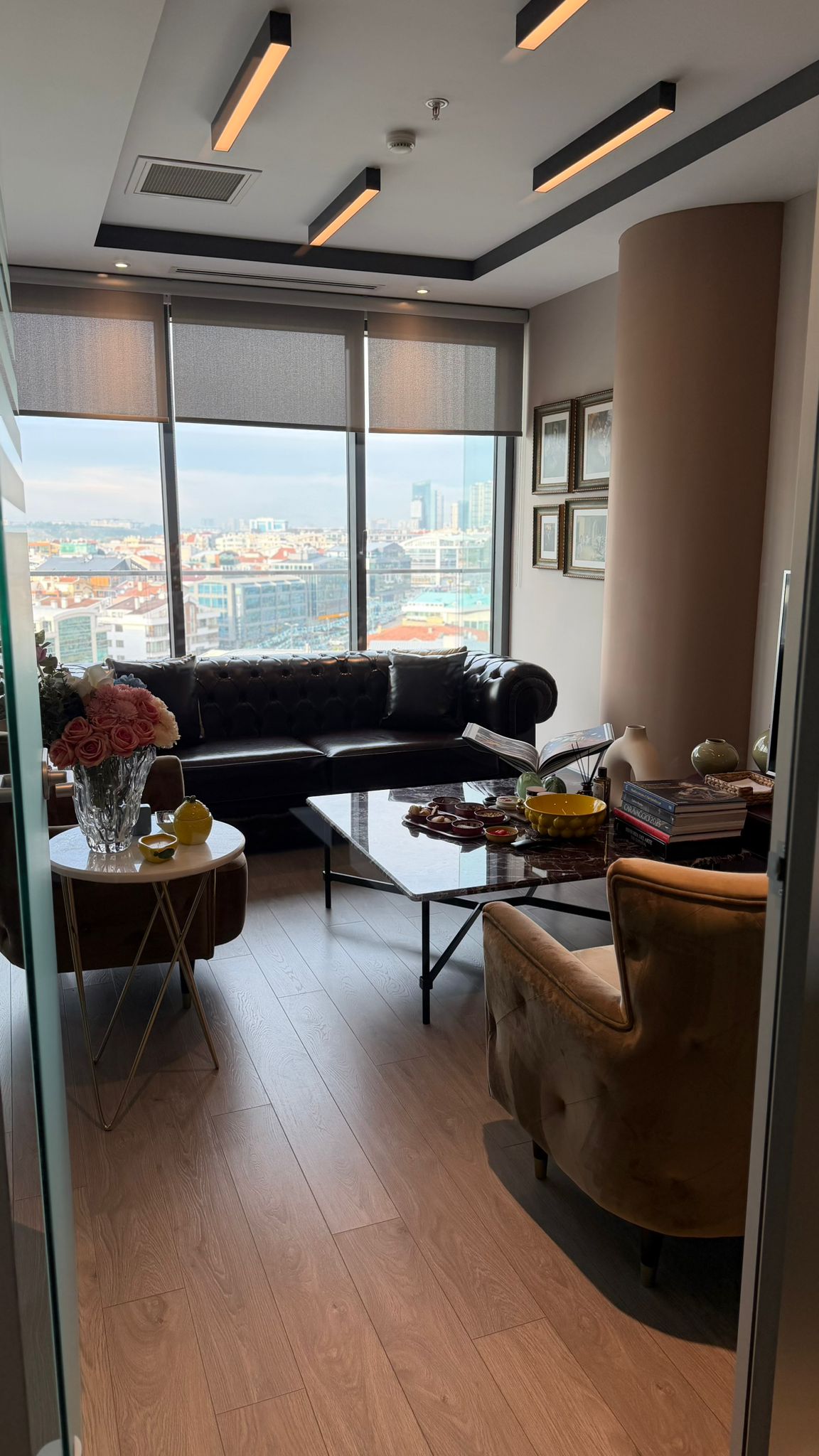 Tozlu Office — şehir manzaralı görüşme alanı